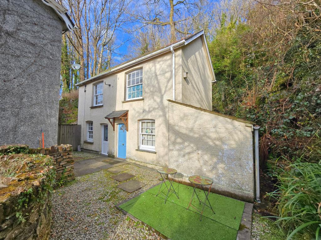 Lot: 67 - DETACHED PERIOD HOUSE WITH SEPARATE DETACHED COTTAGE ON LARGE PLOT - Cottage